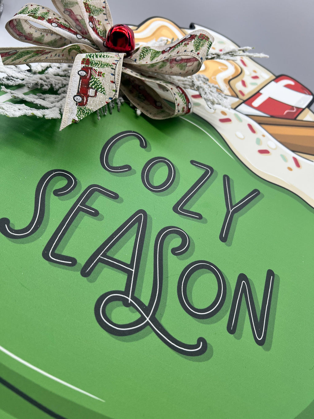 Oversized Christmas Mug Sign – Rustic Holiday Door Hanger – Cozy Kitchen Decor with Festive Bow